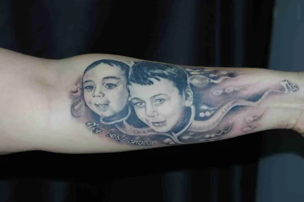 alt="tatuaggi ritrattistici figli by andrea"