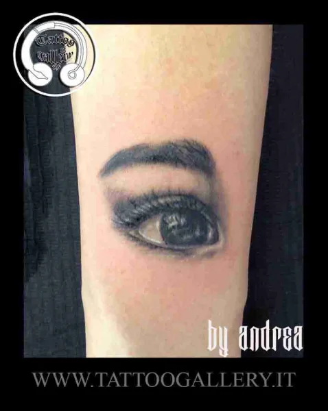alt="tatuaggi realistici by Andrea Tartari, tatuaggio realistico occhio"
