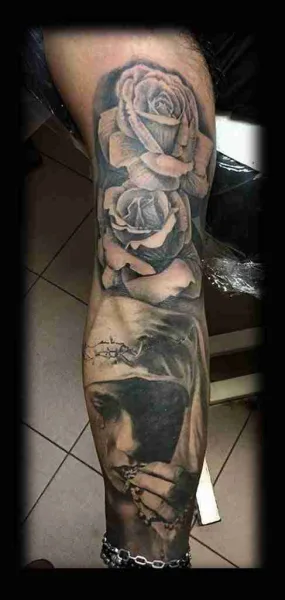 alt="tatuaggi realistici madonna e rose"